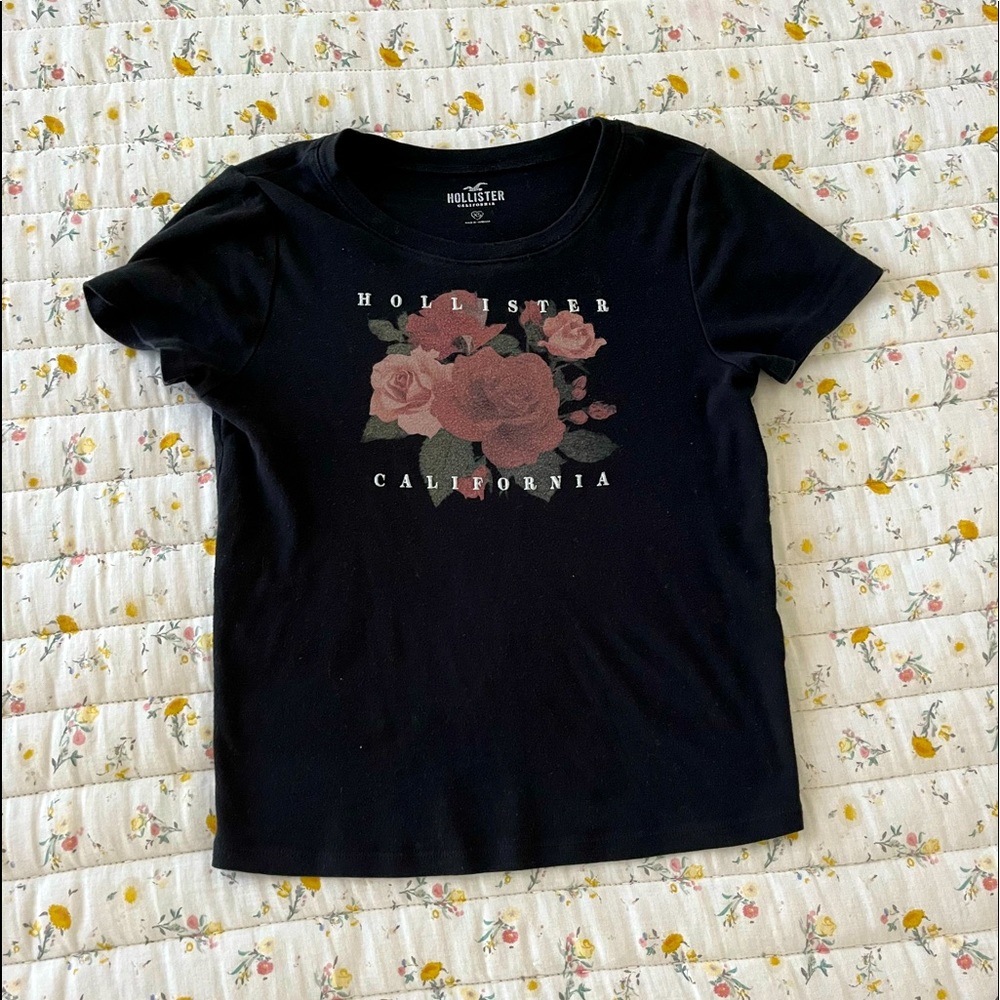 ✧･ﾟ: *✧･ﾟ:*Cute Hollister Tee ✧･ﾟ: *✧･ﾟ:*